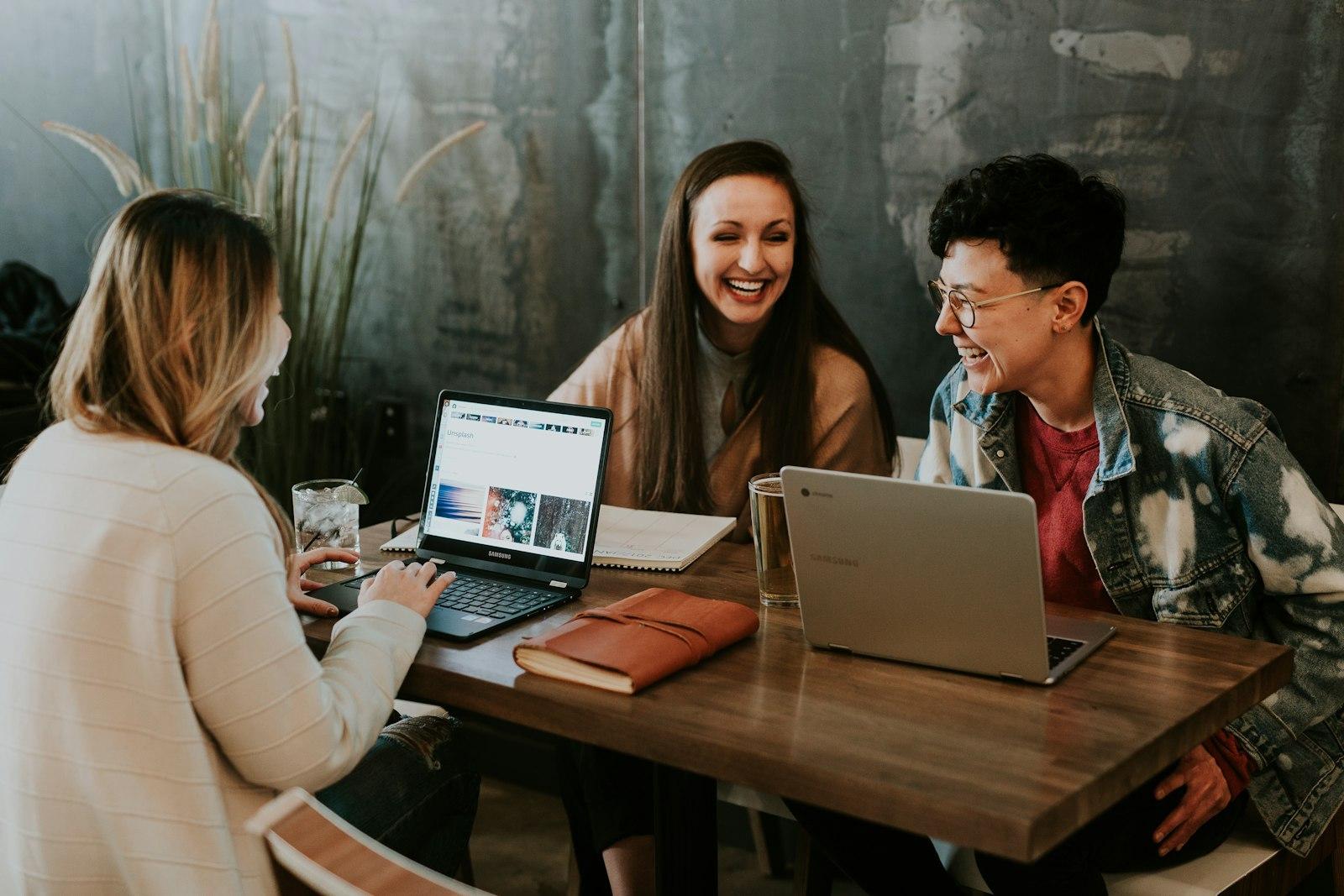 Jeunes talents et mentors collaborant au sein d'un programme