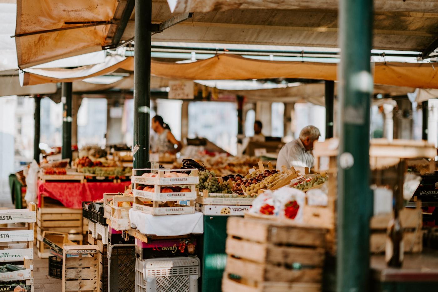 Étal de fruits et produits frais sur un marché local