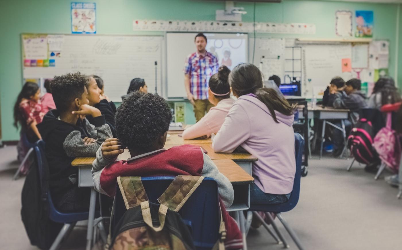 Élèves concentrés pendant une formation pratique en classe