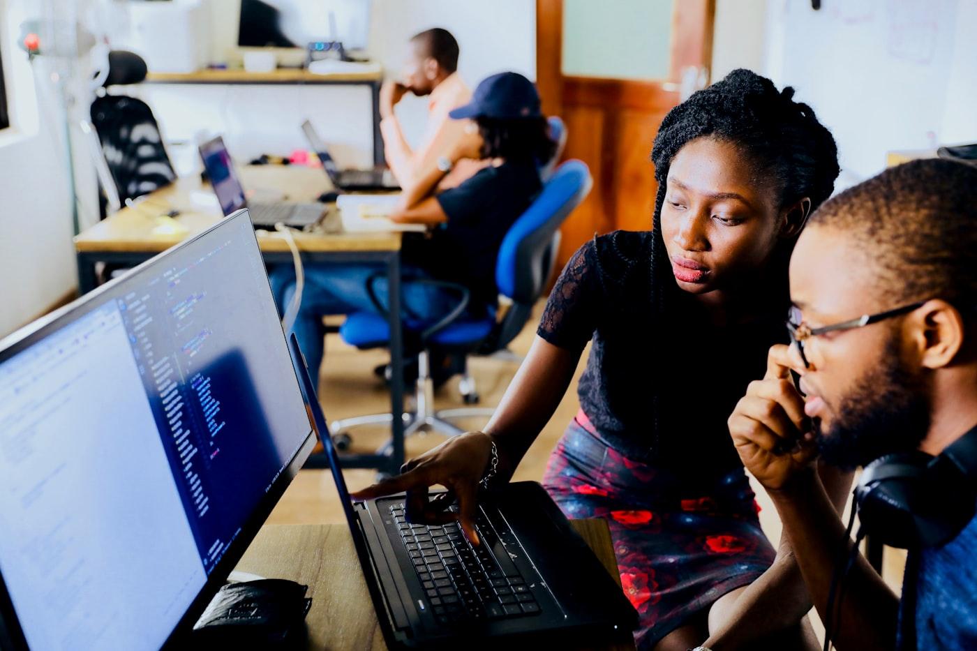 Jeunes professionnels africains en session de mentorat collaboratif